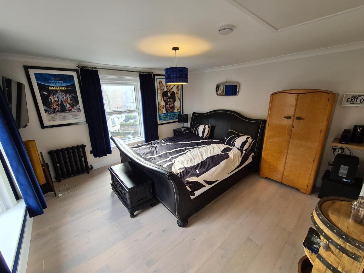 Southsea Royale Studio, James Bond, Parking, Seafront 포츠머스 외부 사진
