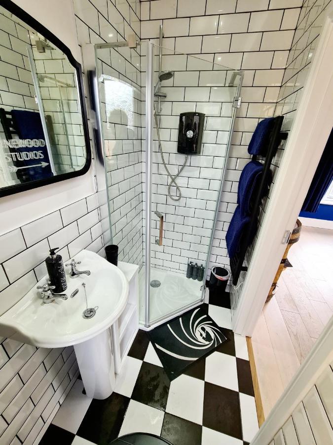 Southsea Royale Studio, James Bond, Parking, Seafront 포츠머스 외부 사진