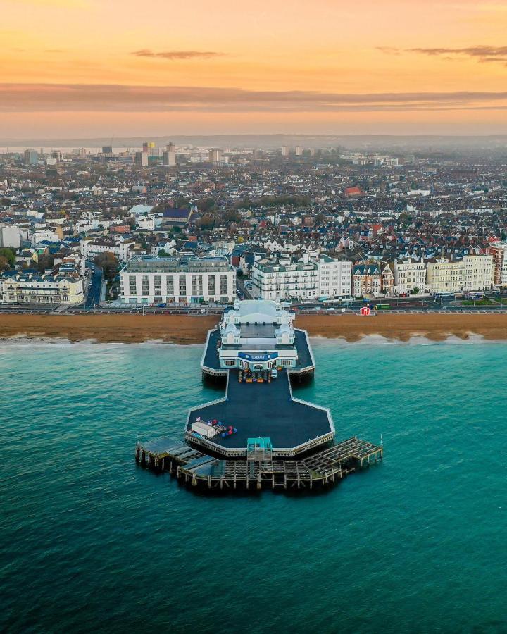Southsea Royale Studio, James Bond, Parking, Seafront 포츠머스 외부 사진