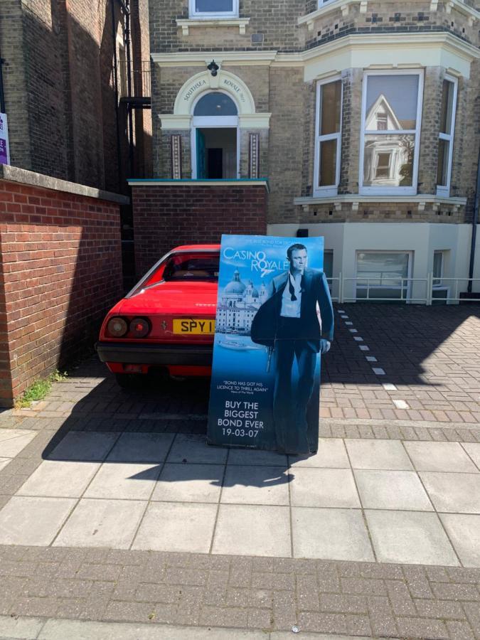 Southsea Royale Studio, James Bond, Parking, Seafront 포츠머스 외부 사진