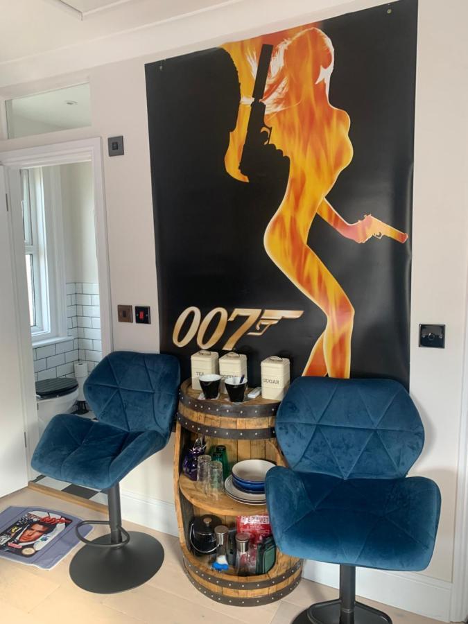 Southsea Royale Studio, James Bond, Parking, Seafront 포츠머스 외부 사진