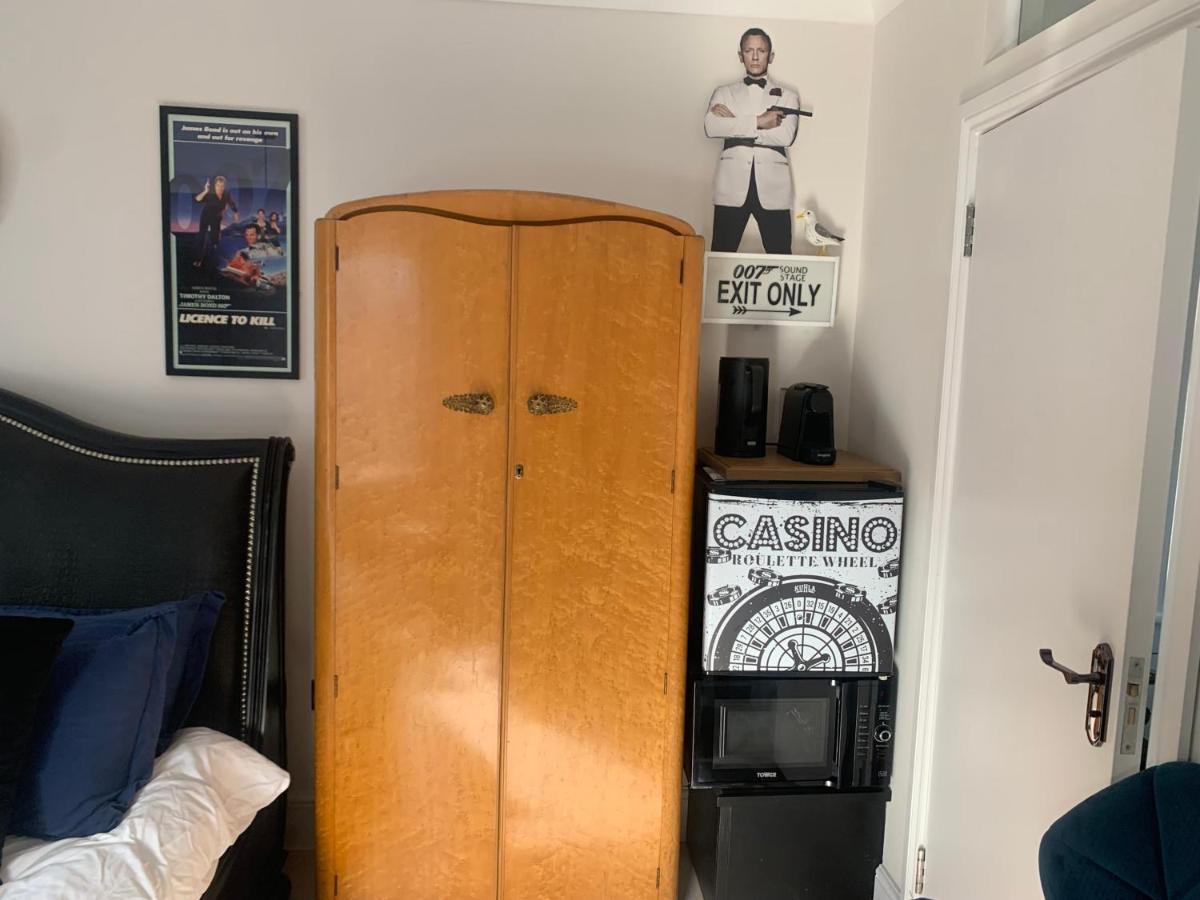 Southsea Royale Studio, James Bond, Parking, Seafront 포츠머스 외부 사진